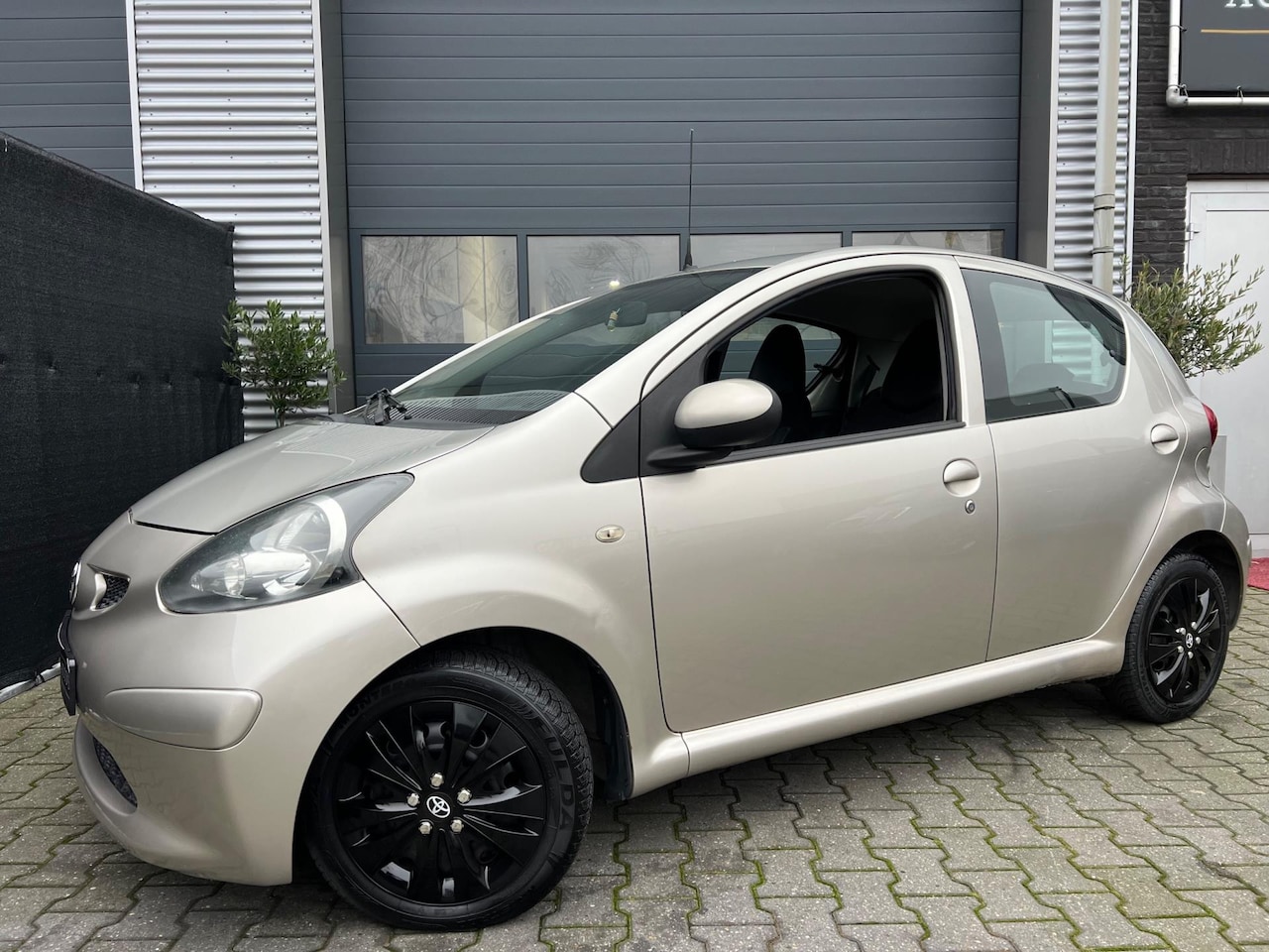 Toyota Aygo - 1.0 |Beige-Metallic | Luxe stoelen | 5Deurs - AutoWereld.nl