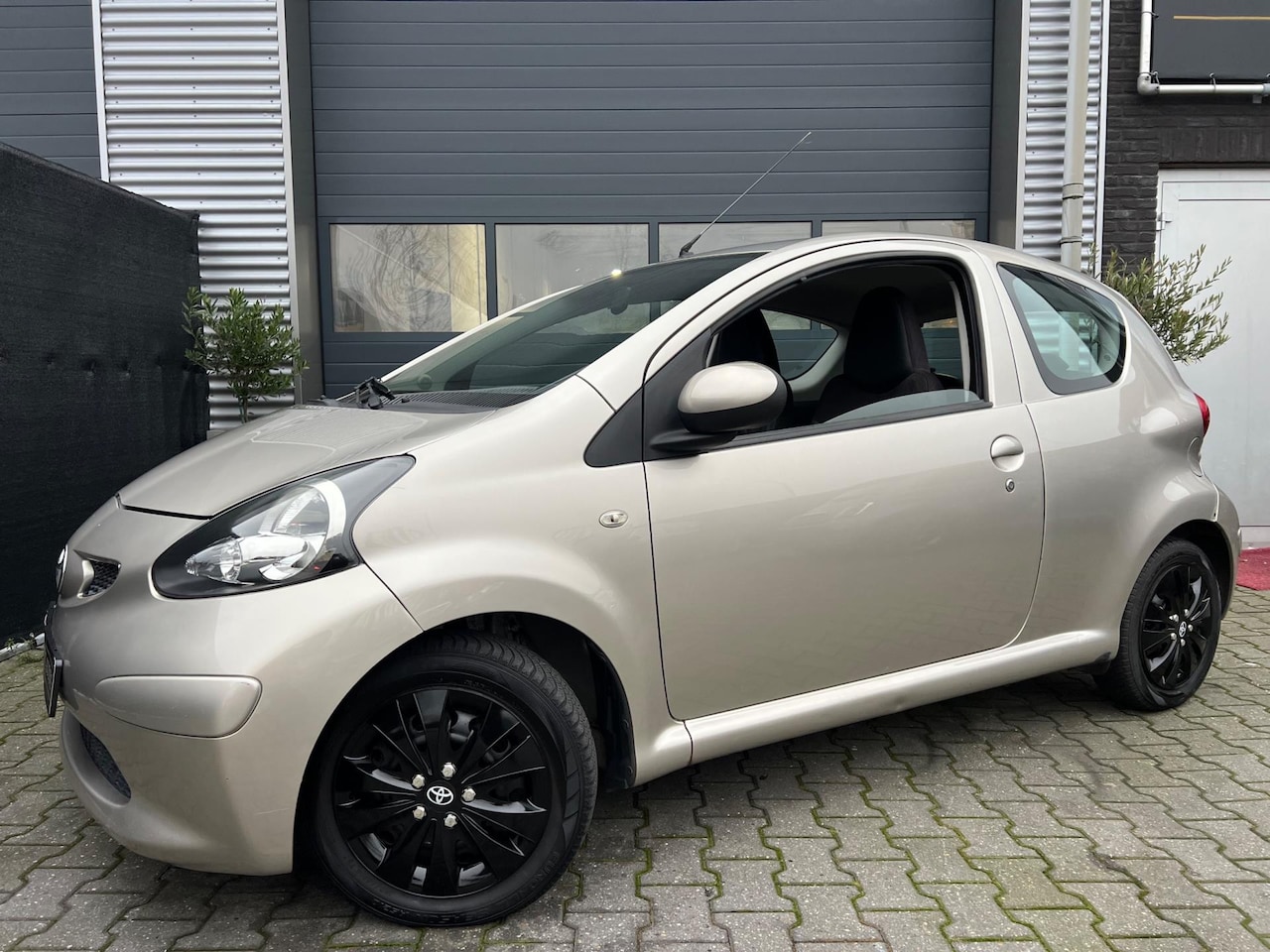 Toyota Aygo - 1.0-| Beige- Metallic | Half-Leder | Uniek - AutoWereld.nl