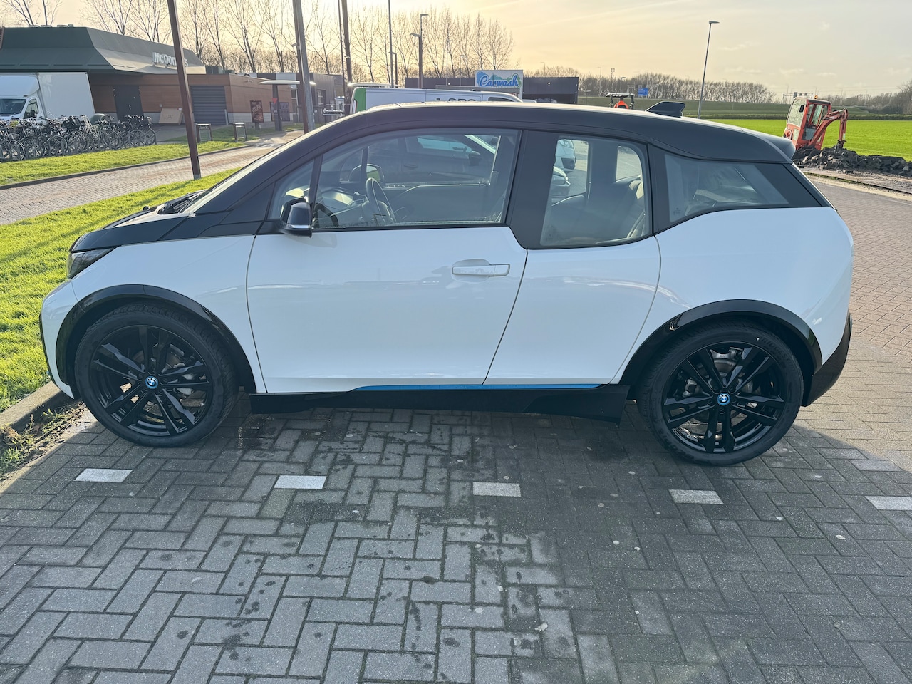 BMW i3 - S Dark Shadow Edition 120Ah 42 kWh Navigatie Systeem Professional - AutoWereld.nl