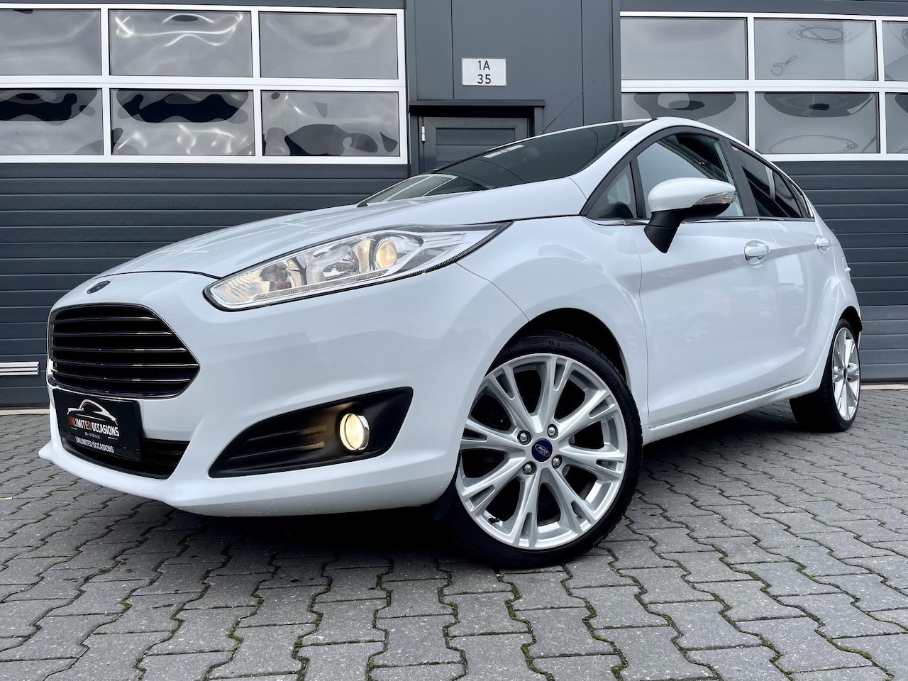 Ford Fiesta - 1.0 EcoBoost TITANIUM *TREKHAAK*ECC*17 LMV*MOOIE AUTO - AutoWereld.nl