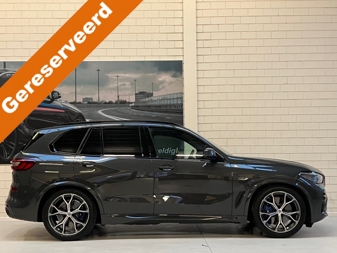 BMW X5 - xDrive45e Hybrid M-Sport / "Nardo" / Luchtvering / Panoramadak / Individual / BMW Head Up - AutoWereld.nl