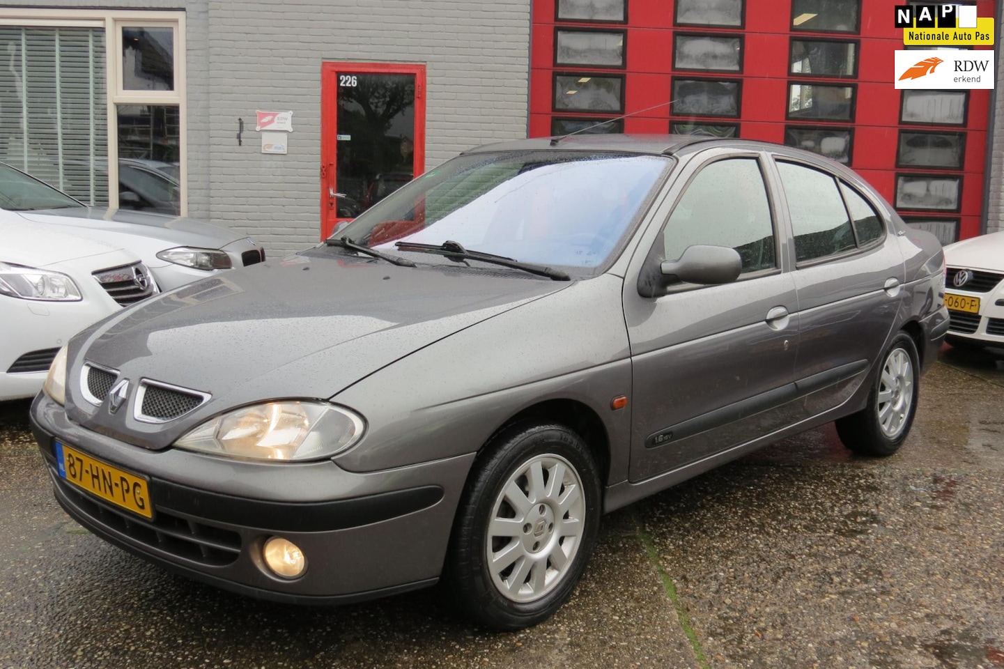 Renault Mégane - 1.6-16V sedan. AUTOMAAT , AIRCO, PDC - AutoWereld.nl