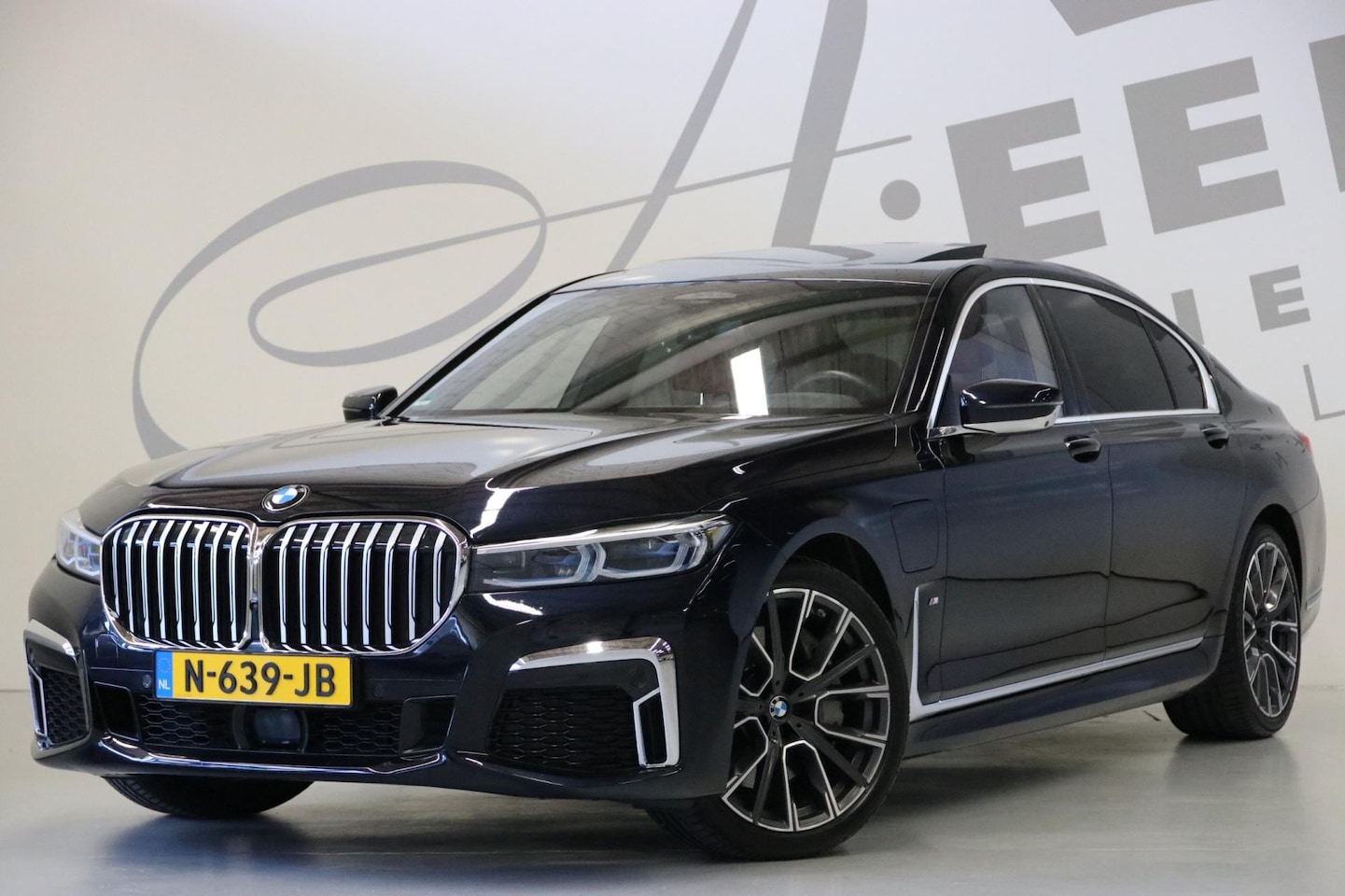 BMW 7-serie - 745Le xDrive High Executive/ M-pakket/ fabrieksgarantie/Harman Kardon/ Panoramadak - AutoWereld.nl