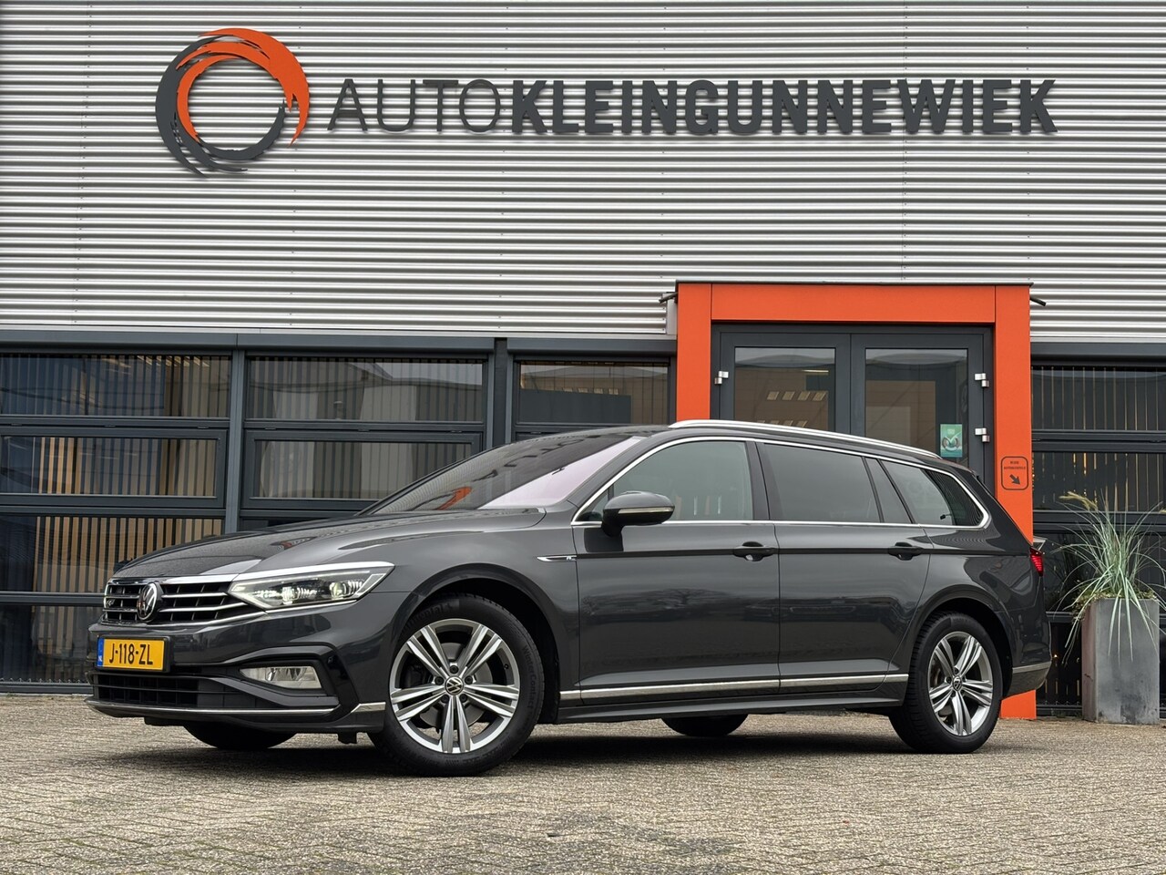 Volkswagen Passat Variant - 1.5 TSI R-Line Business + 1.5 TSI R-Line Business + / NL Auto / - AutoWereld.nl