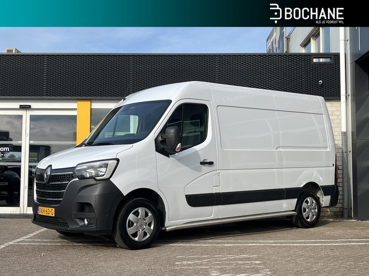 Renault Master - 2.3 dCi 135 T35 L2H2 Work Edition | Betimmering | Trekhaak | All-Season banden - AutoWereld.nl