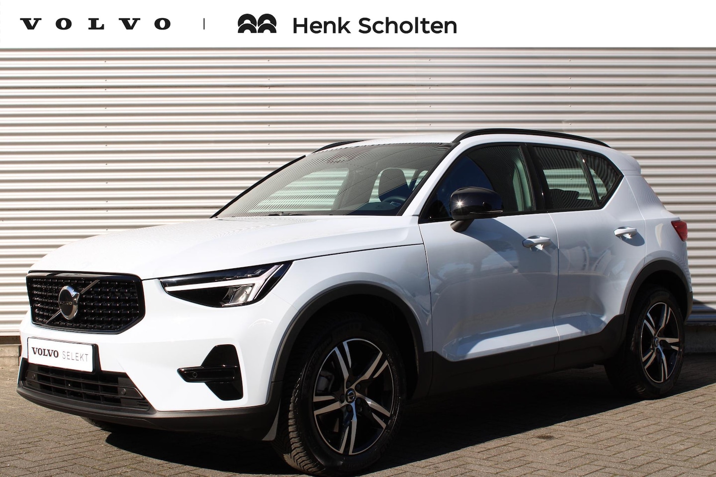 Volvo XC40 - B4 AUT7 198PK Plus Dark | Verwarmbare Voorruit | Semi Elektrisch Inklapbare Trekhaak | App - AutoWereld.nl