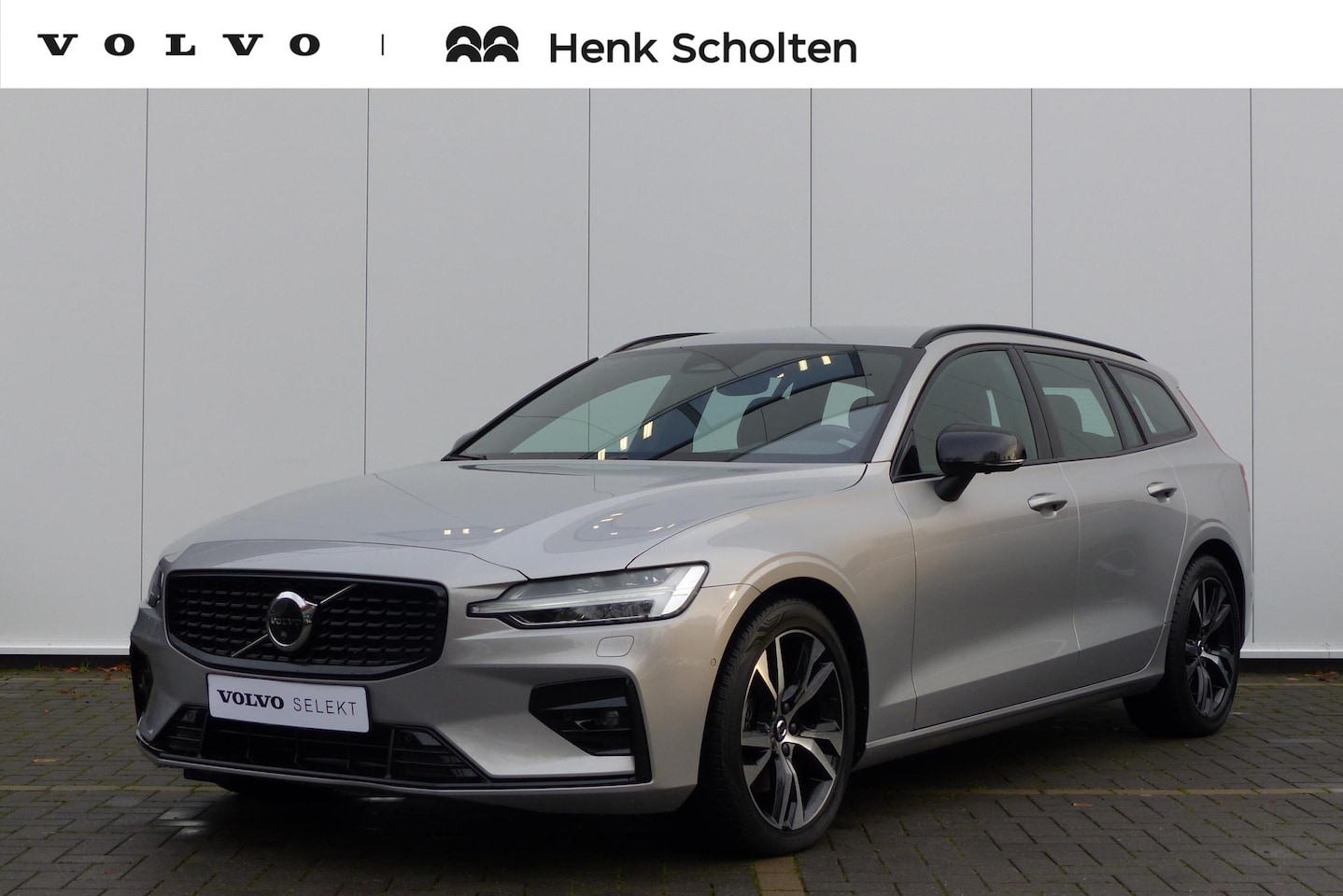 Volvo V60 - B3 AUT7 163PK Plus Dark, Harman Kardon Audio, 360 Graden Camera, Verwarmbare Voorstoelen, - AutoWereld.nl