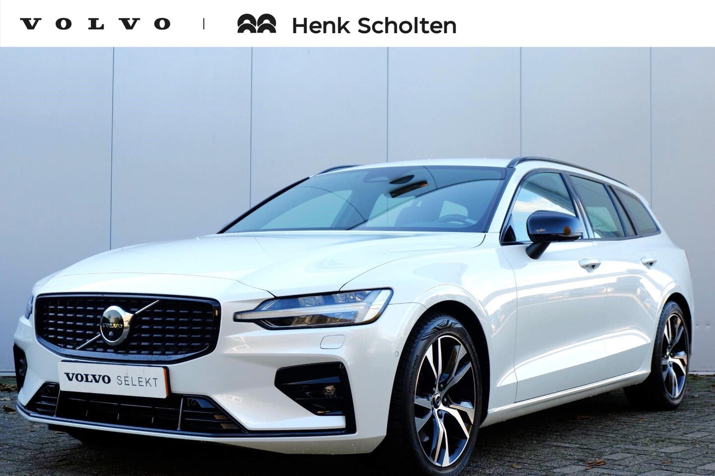 Volvo V60 - B3 AUT7 163PK Plus Dark, 360 Graden Camera, Trekhaak, Verwarmde Voorruit, Audio By Harman - AutoWereld.nl