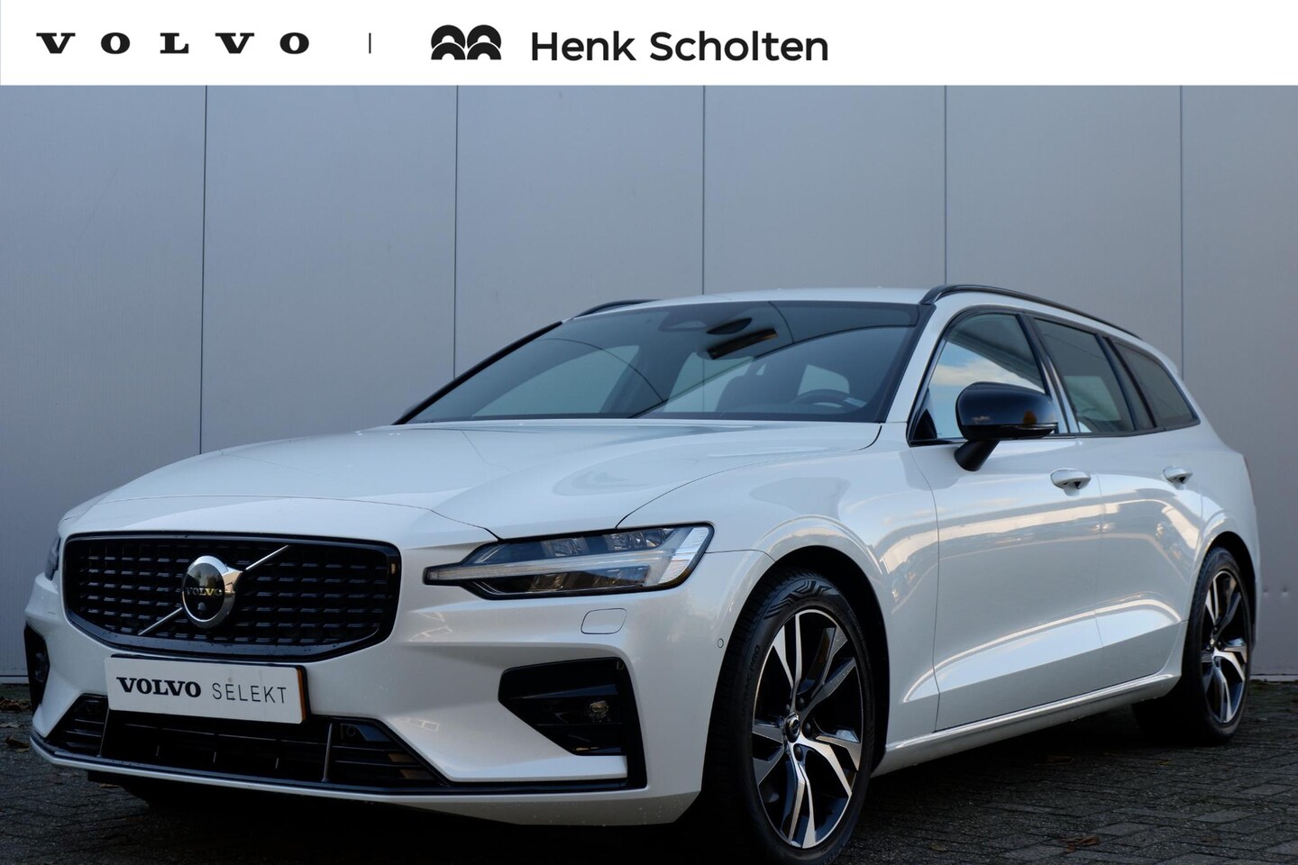 Volvo V60 - B3 AUT7 163PK Plus Dark, Harman Kardon Audio, 360 Graden Camera, Verwarmbare Voorstoelen, - AutoWereld.nl