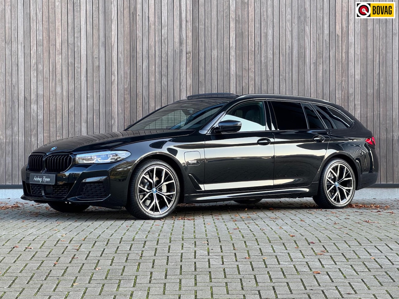 BMW 5-serie Touring - 530e xDrive / M-Sport / Pano / ACC / 19' - AutoWereld.nl