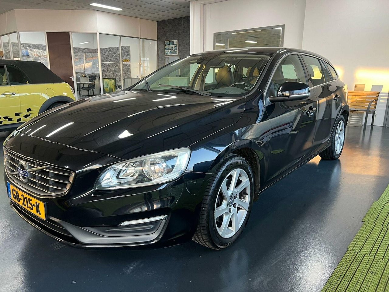 Volvo V60 - 1.6 D2 R-Design DealerAauto Automaat - AutoWereld.nl