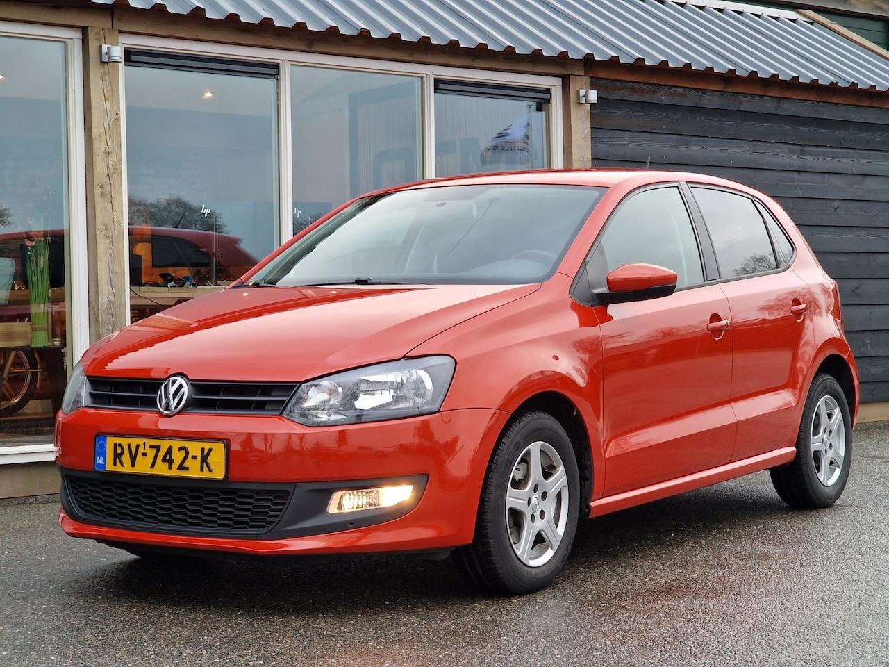 Volkswagen Polo - 1.2-12V Comfortline 1.2-12V Comfortline (Airco / Cruise / 5 Deurs / LM Velgen / Fantastische kleur!) - AutoWereld.nl