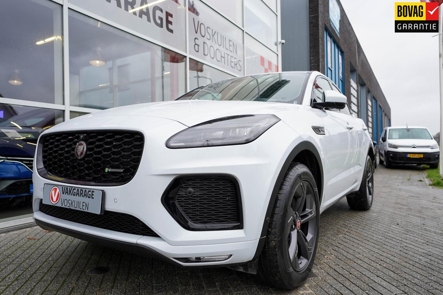 Jaguar E-Pace - 1.5 P300e PHEV AWD R-Dynamic HSE Panoramadak Yulong White - AutoWereld.nl