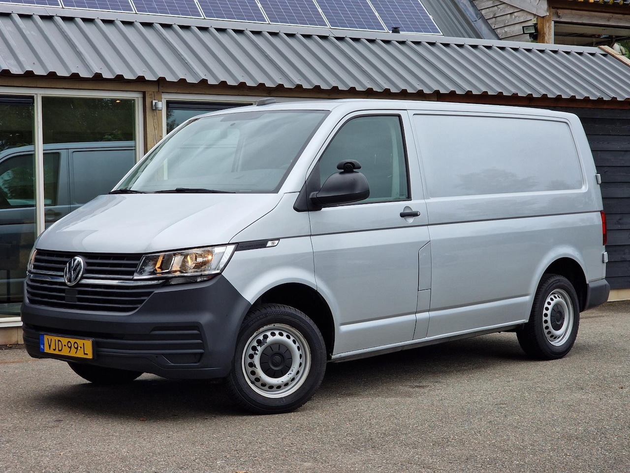 Volkswagen Transporter - 2.0 TDI L1H1 26 Economy Business 2.0 TDI L1H1 26 Economy Business (Airco / Cruise / Apple Carplay Android Auto / PDC) - AutoWereld.nl