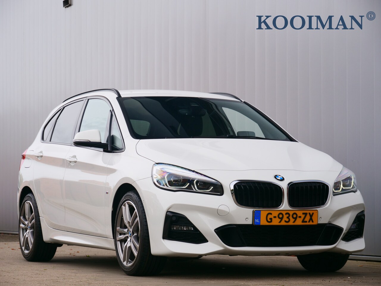 BMW 2-serie Active Tourer - 220i 192pk Executive Edition M-pakket Automaat Headup display / 18 Inch / M-Pakket / Trekh - AutoWereld.nl