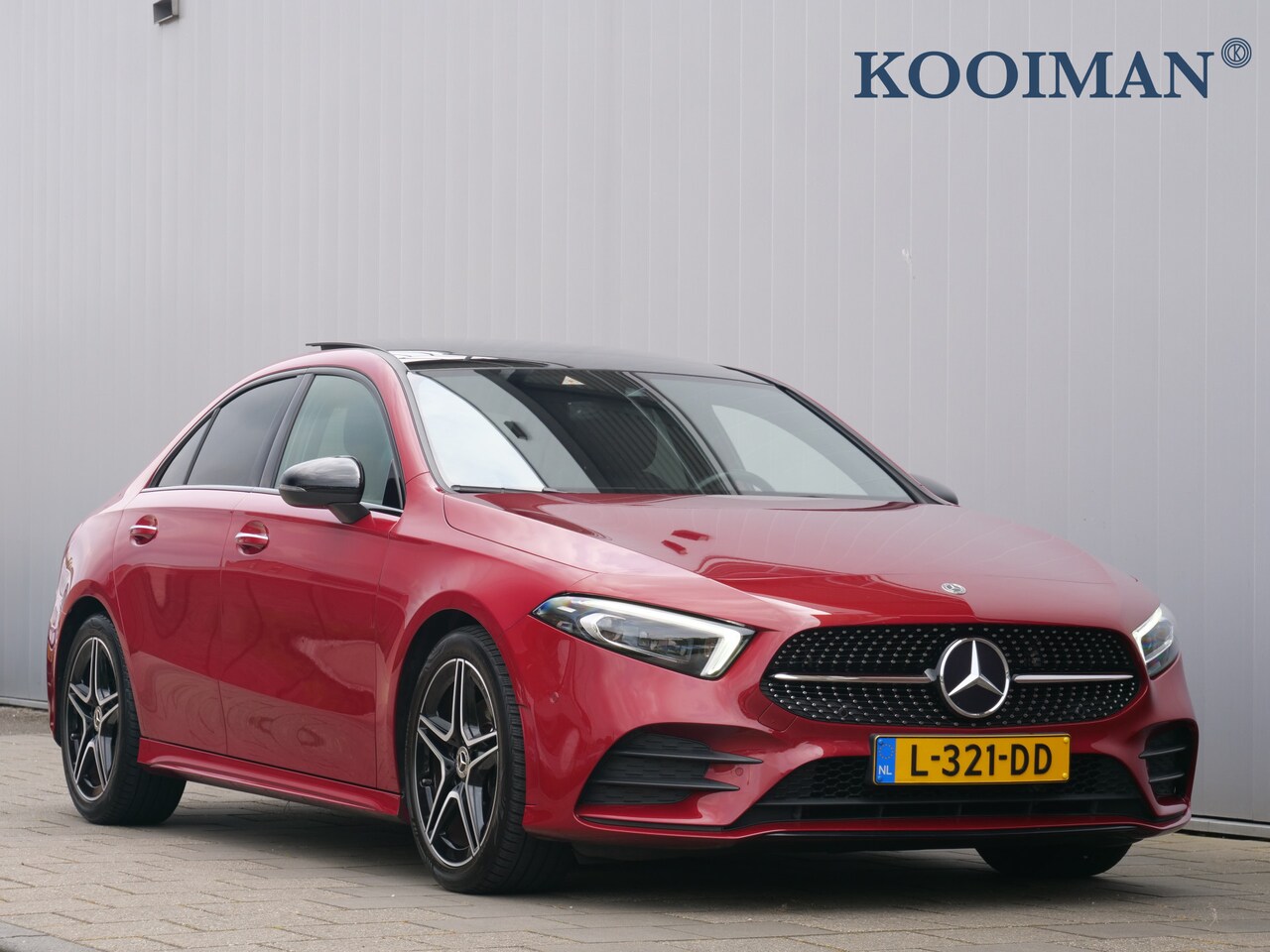 Mercedes-Benz A-klasse - 180 136 Pk Premium Plus AMG-Styling Navigatie / DAB / 18 inch - AutoWereld.nl