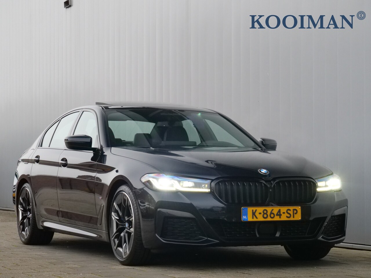 BMW 5-serie - 530i 252pk High Executive Automaat M-pakket Head-up display / Schuifdak / Trekhaak - AutoWereld.nl