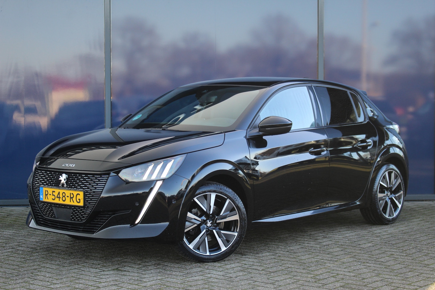 Peugeot 208 - 1.2 PureTech GT | Adap. Cruise C.| Pano | Camera | Stoelverwarming | DAB+ | Led | 17'' LMV - AutoWereld.nl