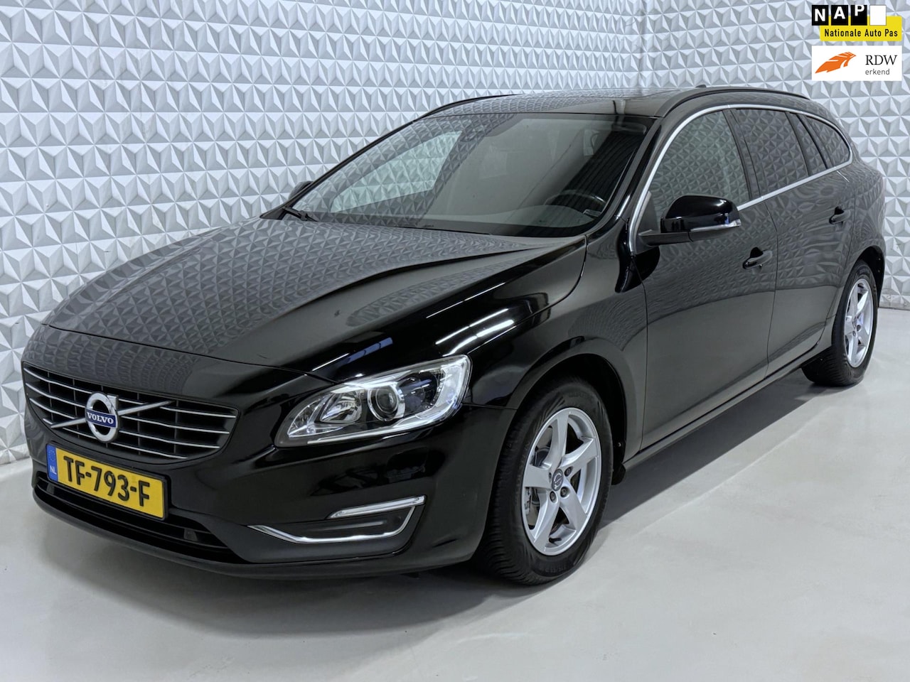 Volvo V60 - 2.0 D3 in mooie/nette staat! 173.000km (2015) - AutoWereld.nl