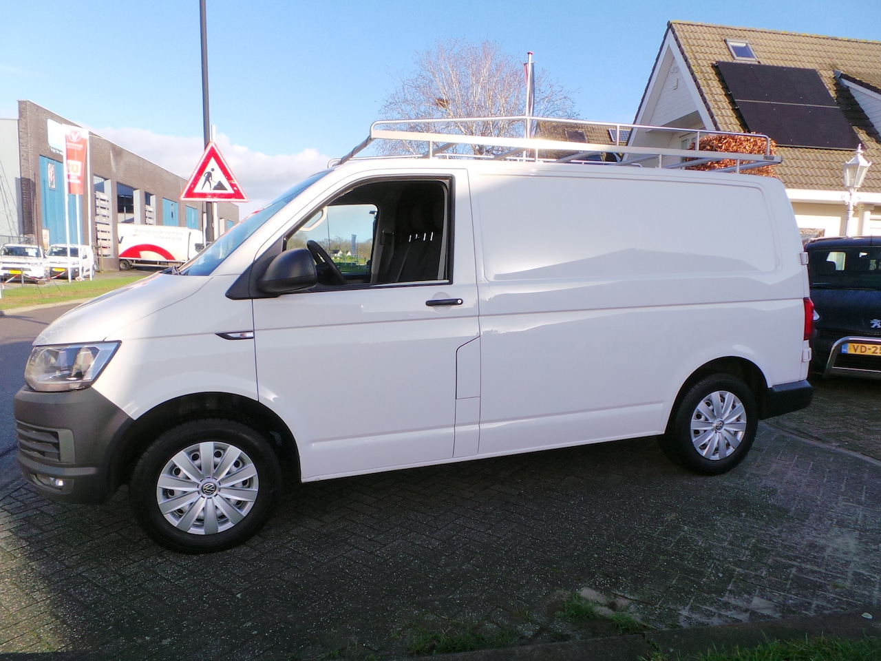 Volkswagen Transporter - 2.0 TDI 102pk L1H1 Airco,Cruise,Navigatie,Pdc Imperiaal,Trekhaak,3 persoons - AutoWereld.nl