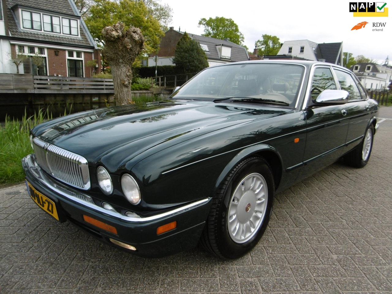 Daimler Double Six - 6.0 V12 312pk Origineel Nederlands met historie - AutoWereld.nl