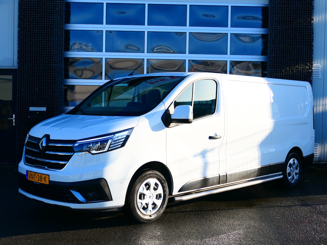 Renault Trafic - 2.0 dCi 130 T30 L2H1 Work Edition - Trekhaak, betimmering, camera, sensor v+a, All Seasons - AutoWereld.nl