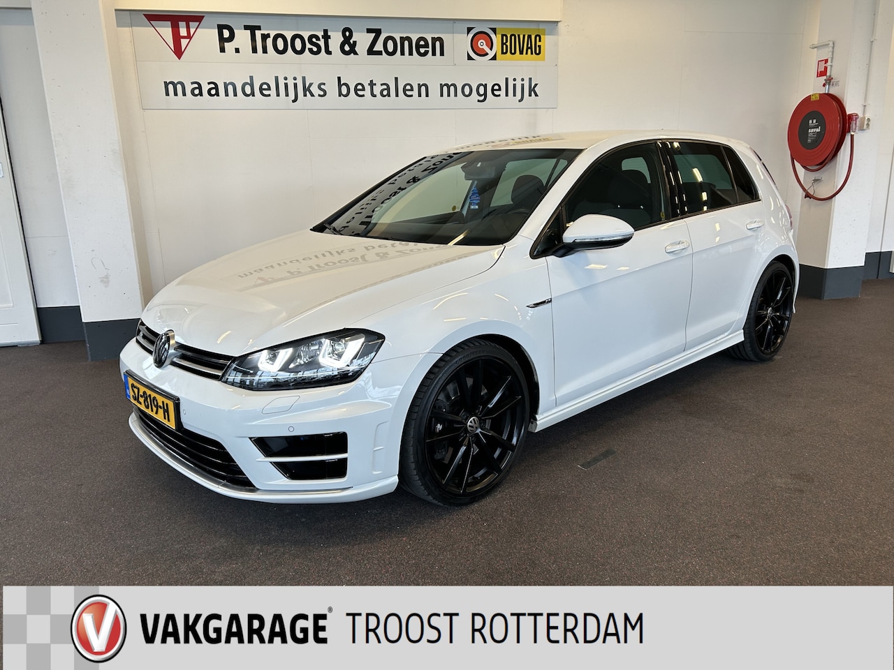 Volkswagen Golf - 2.0 TSI R 4Motion 300PK | Automaat | Achteruitrijcamera | Climate control | Adaptief onder - AutoWereld.nl