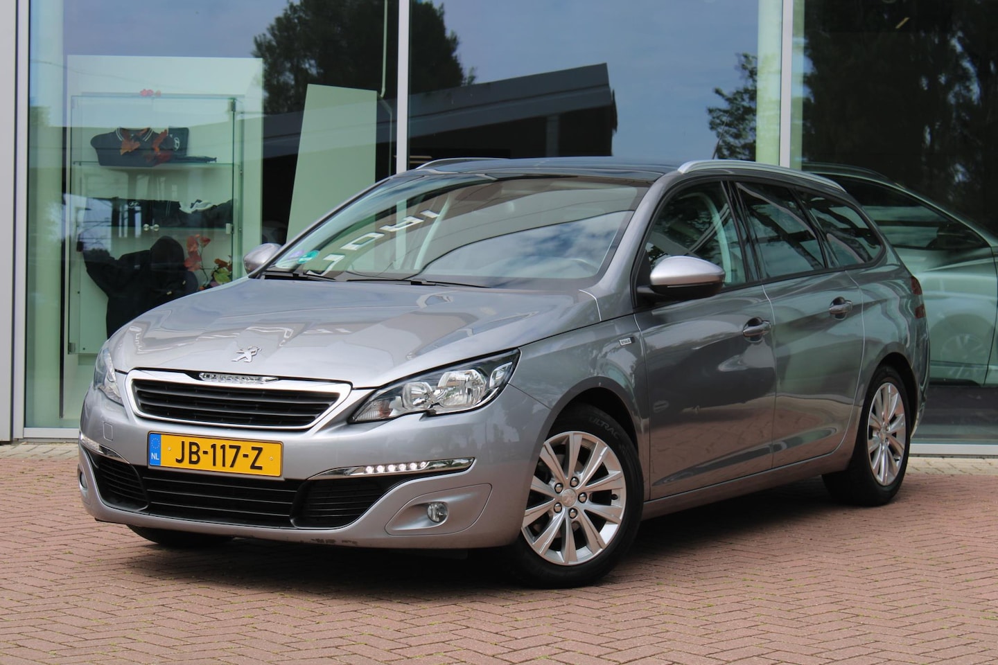 Peugeot 308 SW - 1.2 PureTech Style PANORAMADAK - TREKHAAK - AutoWereld.nl