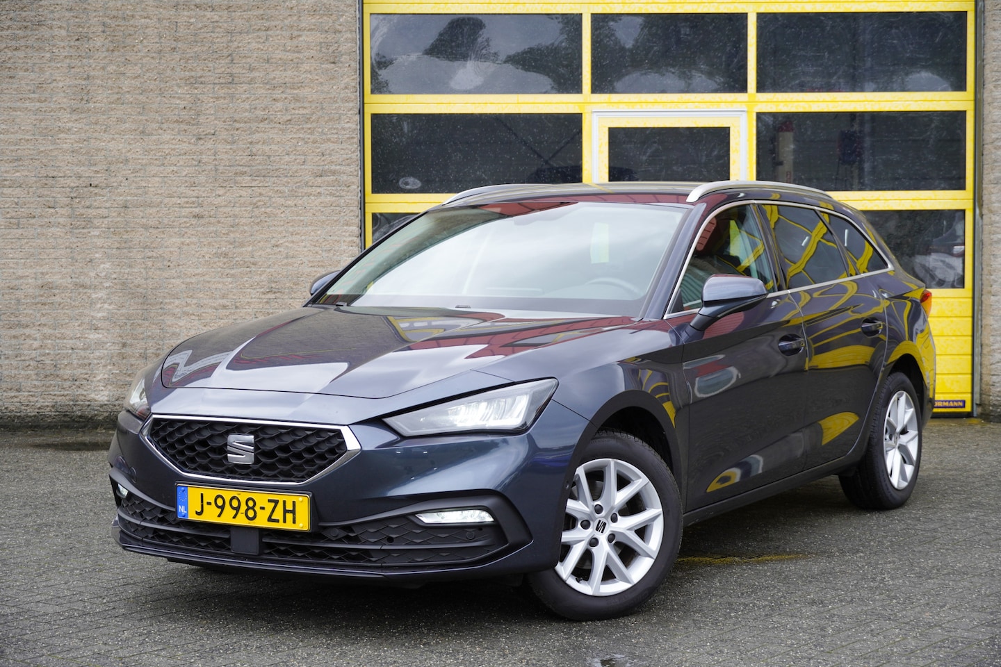 Seat Leon Sportstourer - 1.5 TSI 131PK! Style Launch Edition BJ2020 Lmv 16" | Led | Pdc | Navi | Achteruitrijcamera - AutoWereld.nl