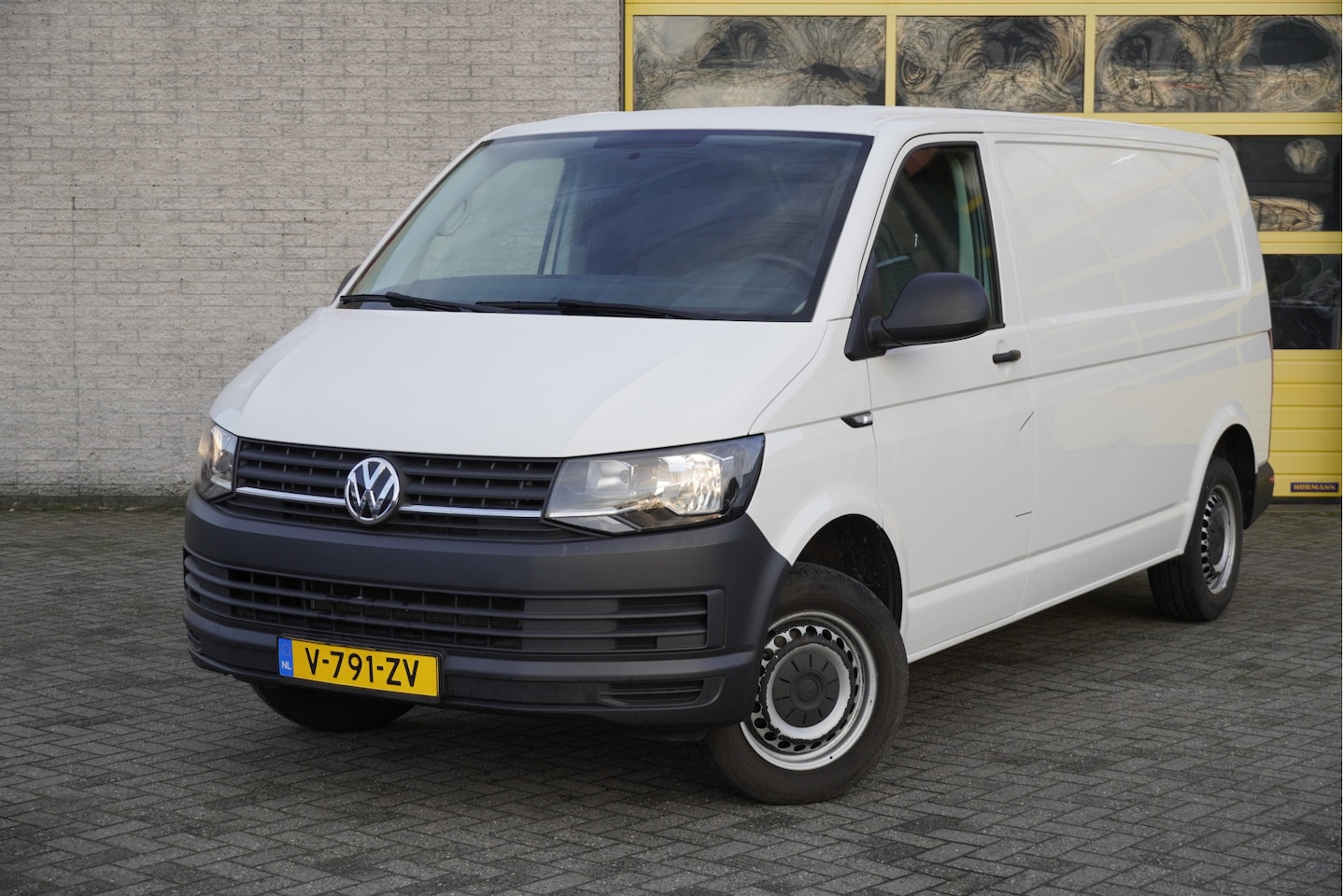 Volkswagen Transporter - 2.0 TDI L2H1 BJ2019 Audio | Airco | Stuurbekrachtiging | Getint glas | Tussenshot met raam - AutoWereld.nl