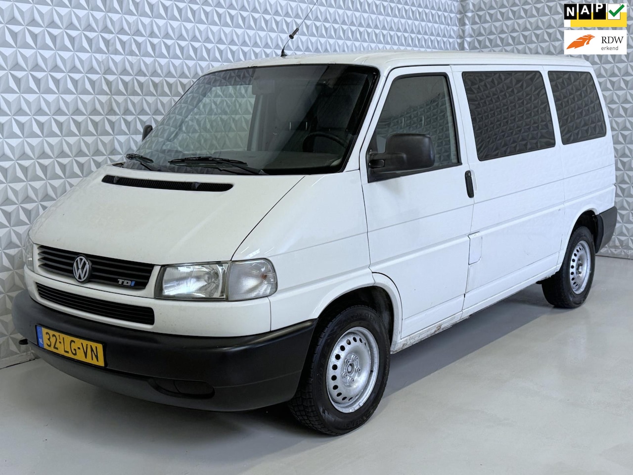 Volkswagen Transporter Kombi - 2.5 TDI 9-PERSOONS! (2003) - AutoWereld.nl