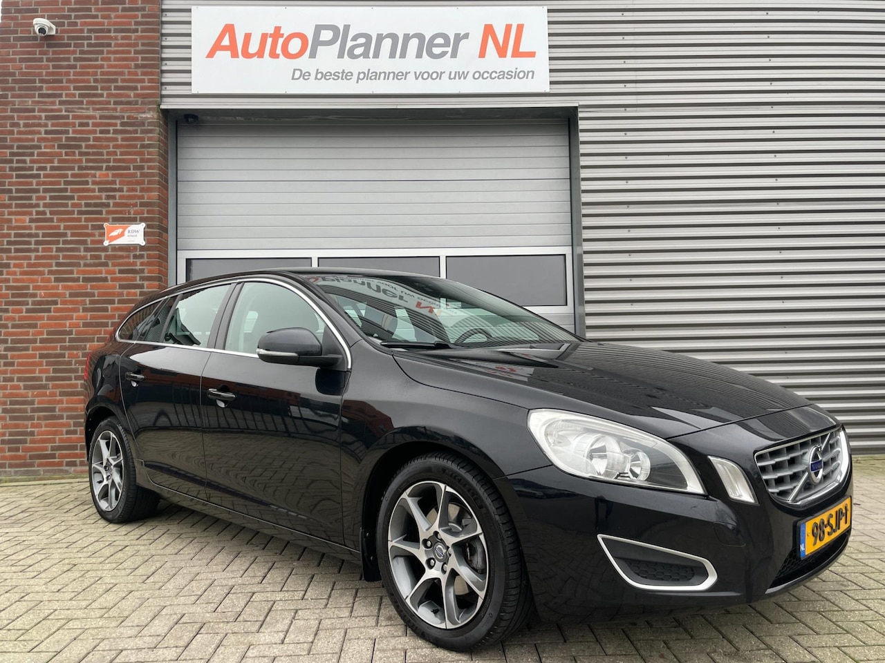 Volvo V60 - 1.6 T4 Momentum! 180PK! Clima! Cruise! Navi! - AutoWereld.nl