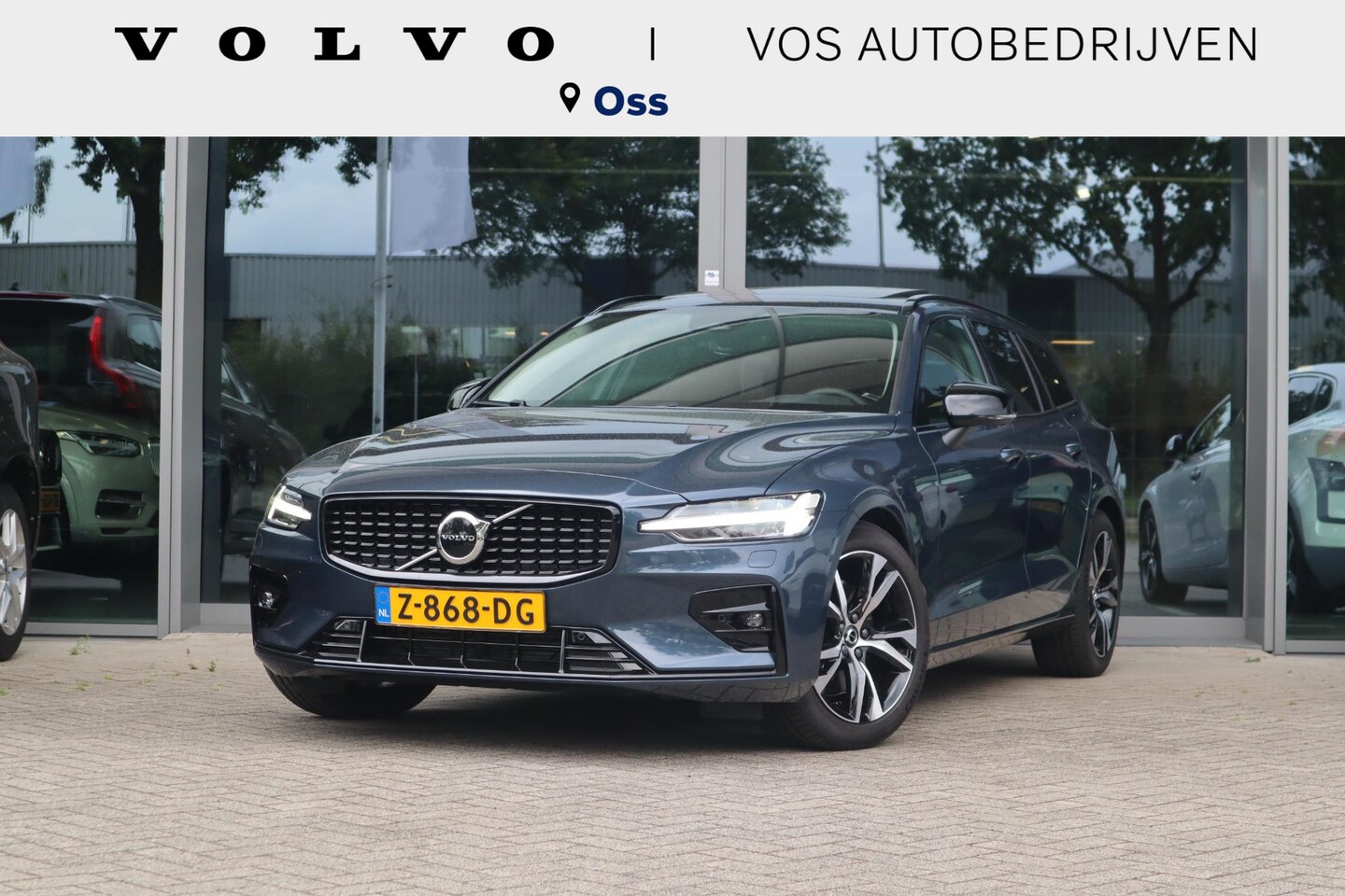 Volvo V60 - 2.0 B4 Plus Dark | Schuif-/ kanteldak| Stoelverwarming voor + achter| Stuurwielverwarming| - AutoWereld.nl