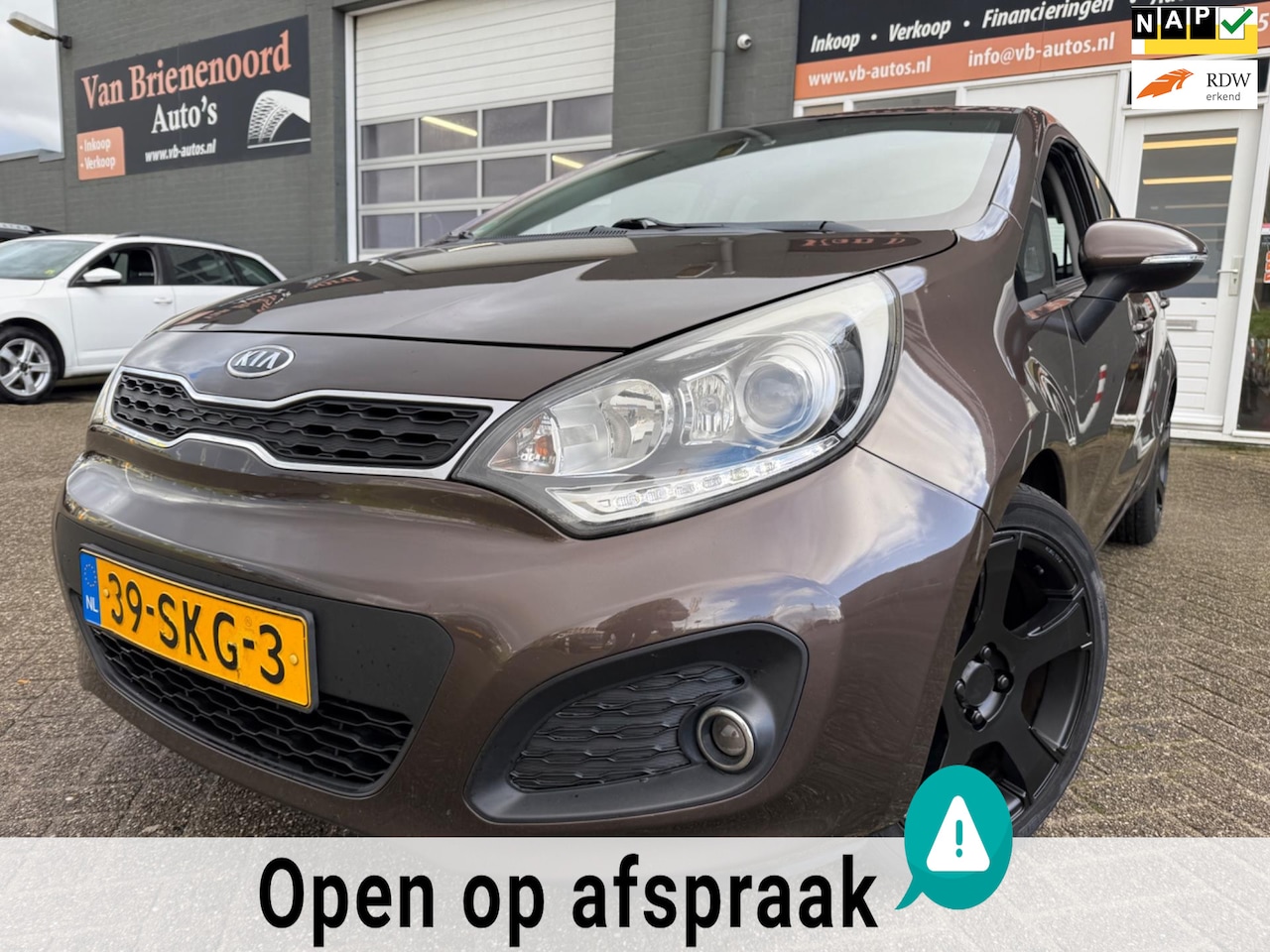 Kia Rio - 1.2 CVVT Super Pack 5 drs met trekhaak en parkeersensoren en bluetooth telefoon airco - AutoWereld.nl