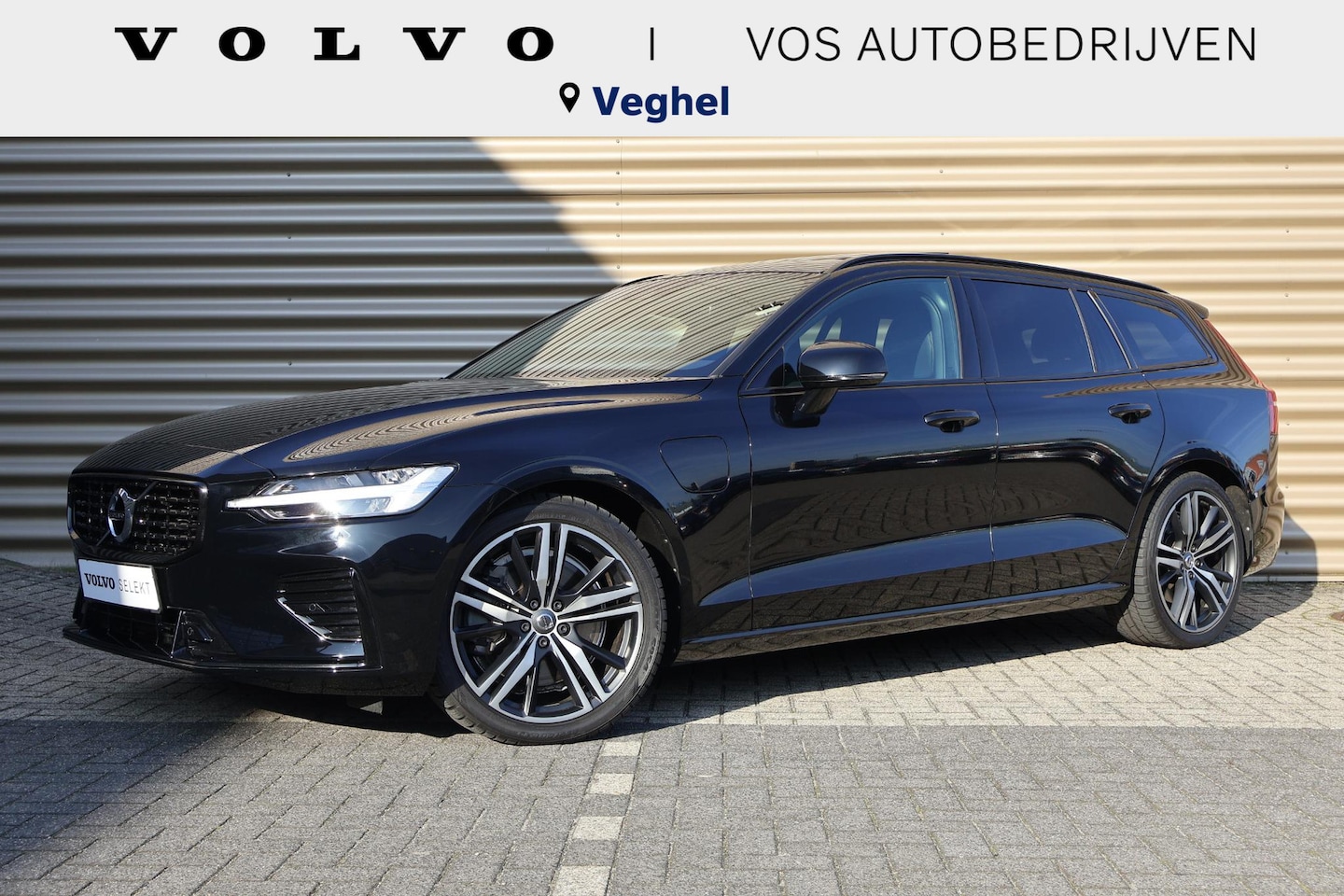 Volvo V60 - T6 Recharge AWD R-Design | Schuifdak | getint glas - AutoWereld.nl