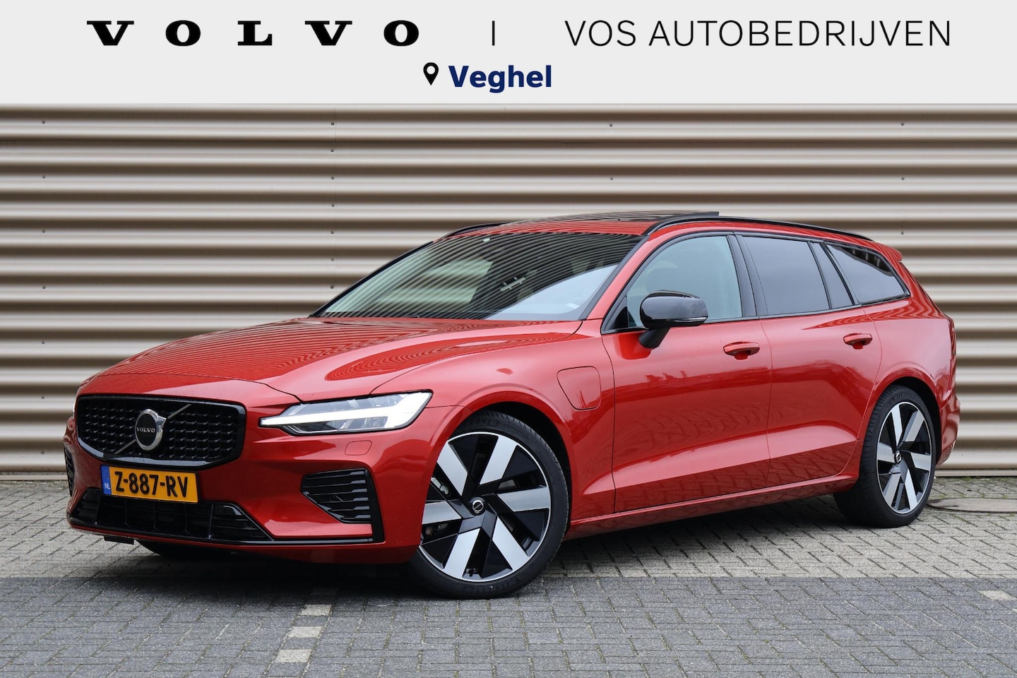 Volvo V60 - T8 Plug-in hybrid AWD Ultra Dark LONGE RANGE | Trekhaak | Panoramadak - AutoWereld.nl