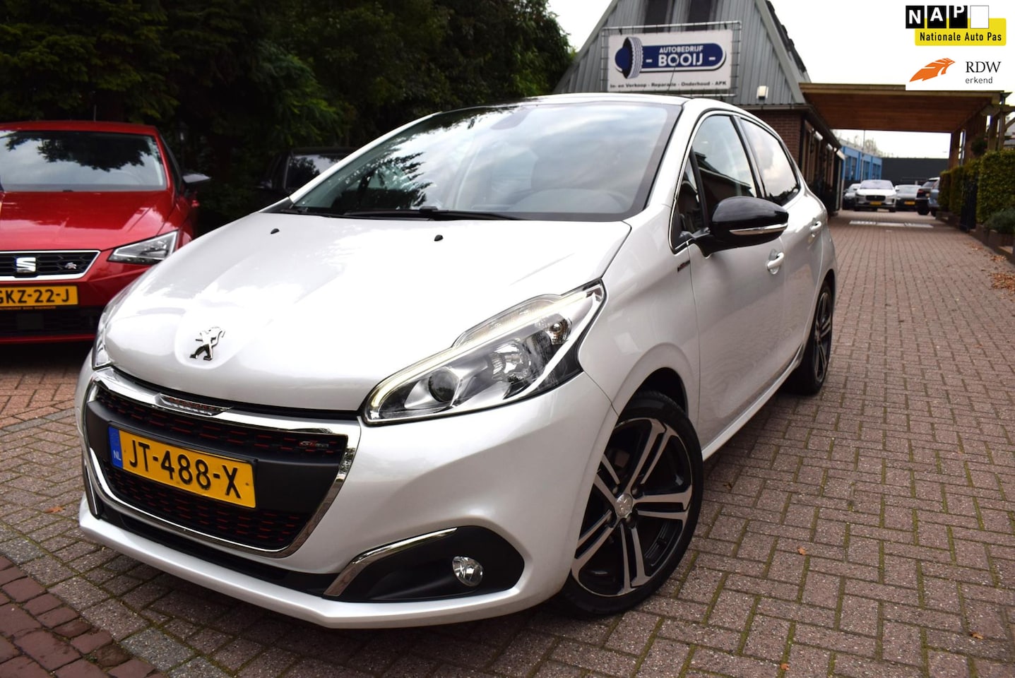 Peugeot 208 - 1.2 GT-LINE CRUISE/NAVI/AIRCO-ECC/CAMERA/APPLE CARPLAY/PANO DAK/BLUETOOTH/PDC/LMW 17 INCH - AutoWereld.nl