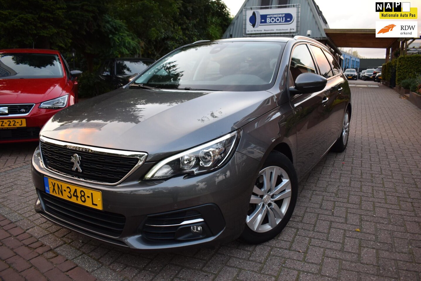 Peugeot 308 SW - SW1.2 PureTech Blue Lease Executive PANODAK/CRUISE/NAVI/AIRCO-ECC/BLUETOOTH/PDC V+A/NL-AUT - AutoWereld.nl