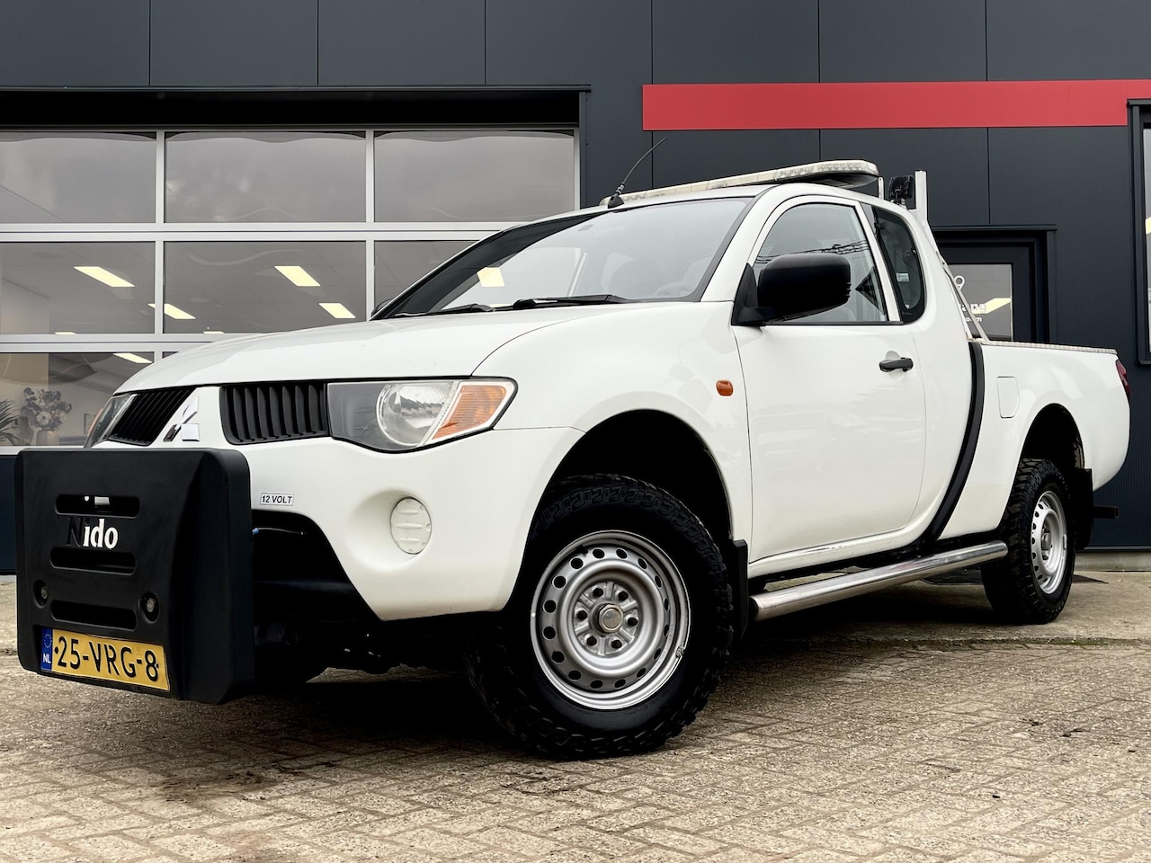 Mitsubishi L 200 - 2.5 DI-D Club Cab Invite 2.5 DI-D Club Cab Invite - AutoWereld.nl