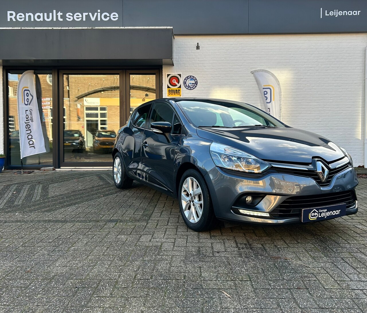 Renault Clio - 0.9 TCe Limited | Cruise control | Navigatie | Parkeersensoren | Trekhaak | Airco - AutoWereld.nl