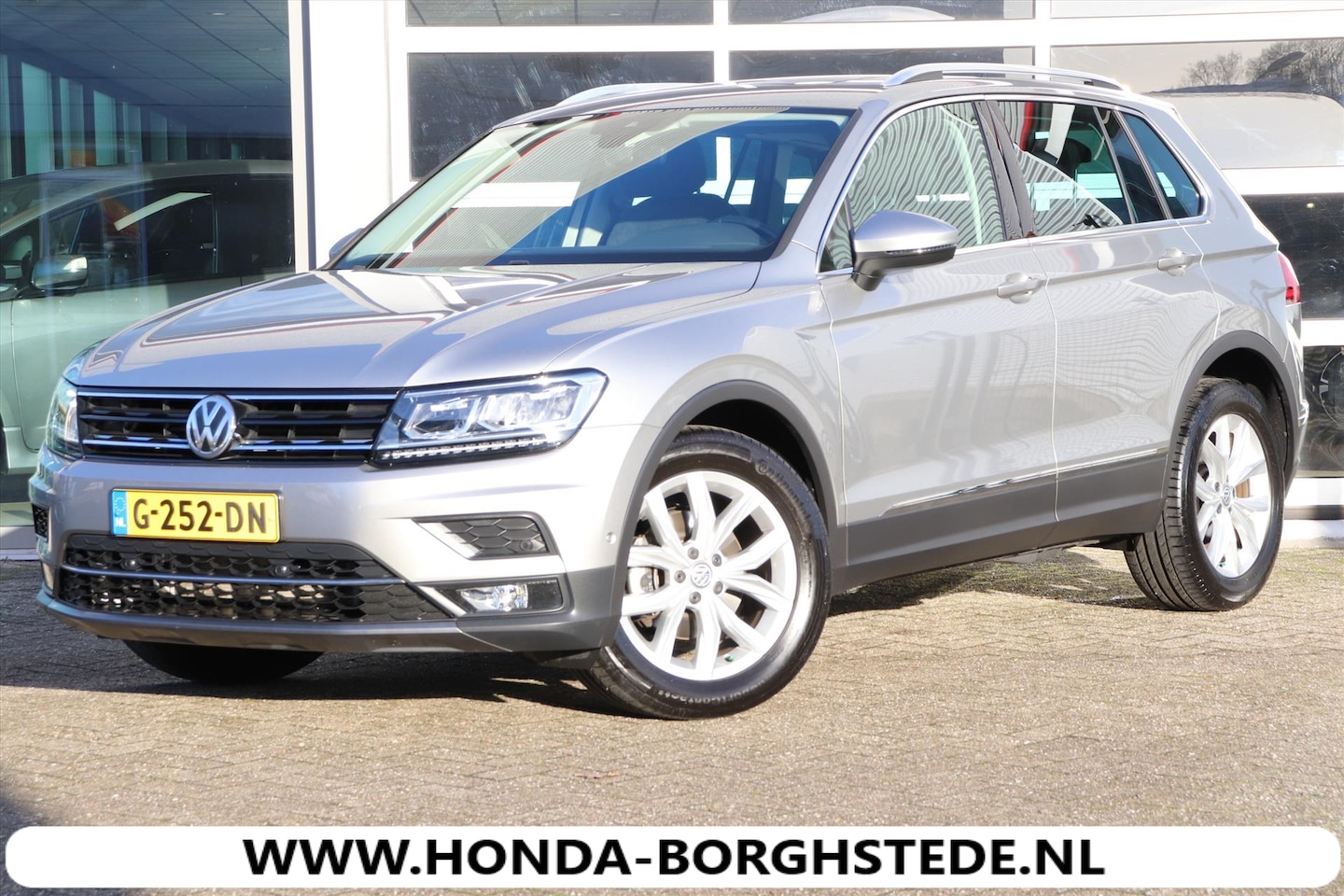 Volkswagen Tiguan - 1.5 TSI DSG Highline VirtualC AdapC ErgoSt Pano Trekhaak - AutoWereld.nl