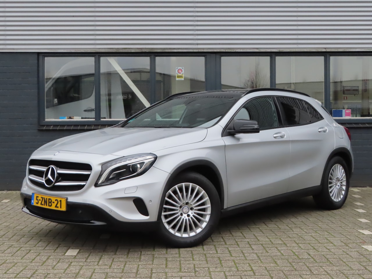 Mercedes-Benz GLA-Klasse - 200 Ambition automaat | panoramadak | trekhaak afneembaar | xenon | navigatie - AutoWereld.nl