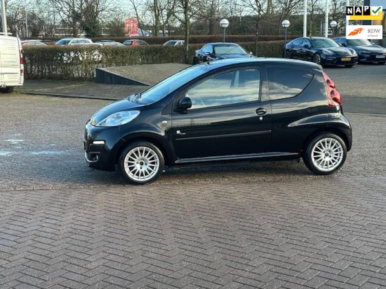 Peugeot 107 - 1.0 Black & Silver,bj.2012,nieuwe model,kleur:zwart,airco,sportvelgen,nw.koppeling,APK 10/ - AutoWereld.nl