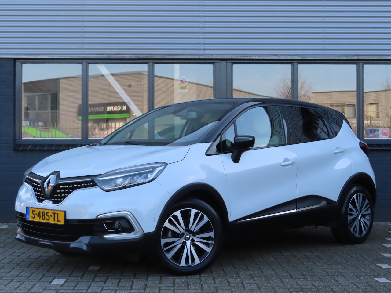 Renault Captur - 1.3 TCe Initiale Paris Automaat | lederen bekleding | trekhaak afneembaar | navi | stoelve - AutoWereld.nl