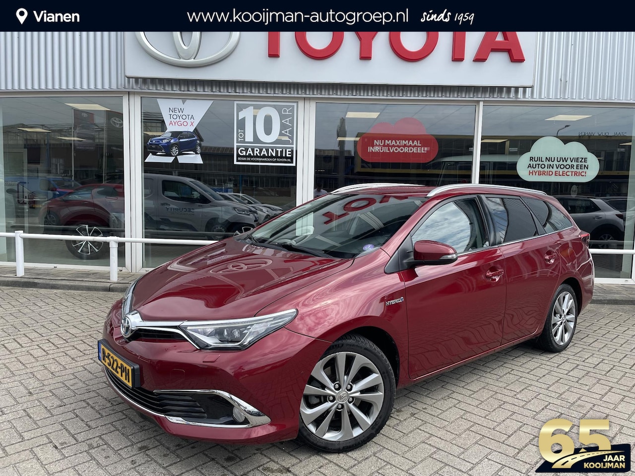 Toyota Auris Touring Sports - 1.8 Hybrid Freestyle Lava red parelmoer, parkeersensoren voor en achter, stoel verwarming, - AutoWereld.nl