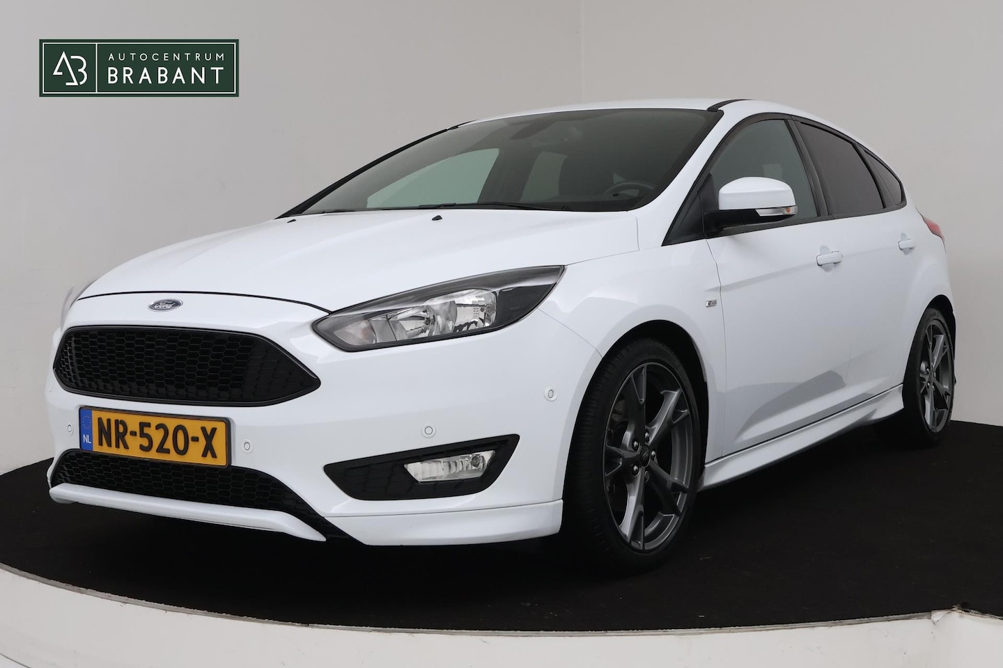 Ford Focus - 1.5 ST-Line (NAVIGATIE, TREKHAAK, CRUISE CONTROL, PARKEERSENSOREN, CLIMATE CONTROL, NL-AUT - AutoWereld.nl