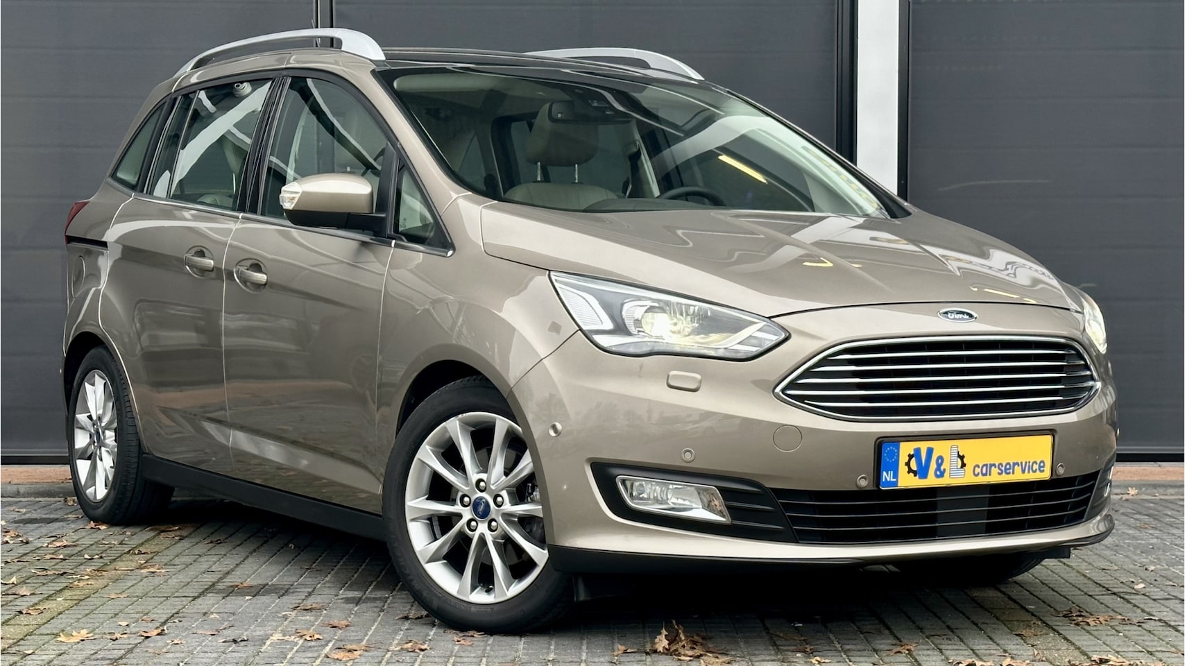 Ford Grand C-Max - 1.5 Titanium 7p. Pano / Adaptieve cruis / Clima / Stoel&Stuurverwarming - AutoWereld.nl