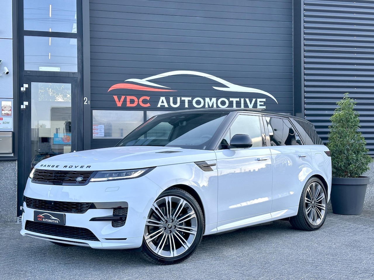 Land Rover Range Rover Sport - P440e Dynamic HSE Pano | 23" | Stoelklima | Massage | Sfeerverlichting | HeadUp | Zwartpak - AutoWereld.nl