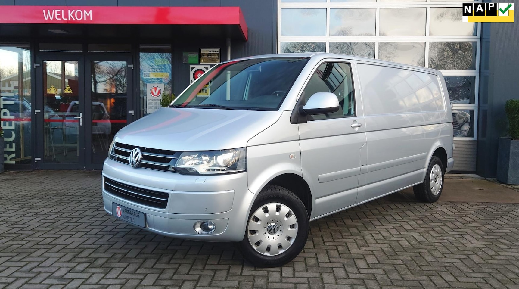 Volkswagen Transporter - 2.0 TDI L2H1 Comfl. Navi/PDC/Cruise - AutoWereld.nl