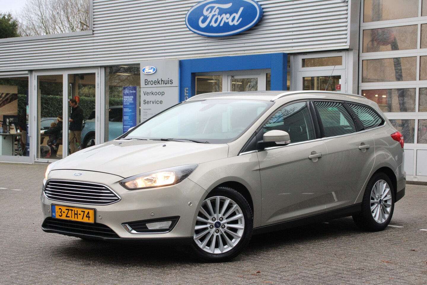 Ford Focus Wagon - 1.0 TITANIUM | NL-AUTO! | DEALER OH! | NAVI | CLIMA | CRUISE | PARK SENS V+A | 17' LM. VEL - AutoWereld.nl